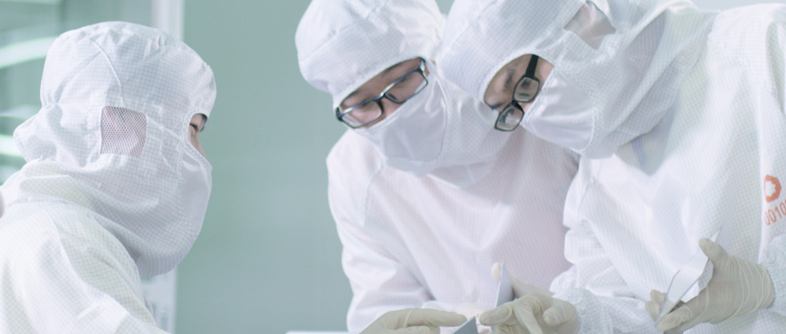 图六:我们用心专研——国显科技:2月14日,安徽蚌埠,研发人员讨论交流,为产品顺利量产筑力.jpg 图六:我们用心专研——国显科技:2月14日,安徽蚌埠,研发人员讨论交流,为产品顺利量产筑力.jpg