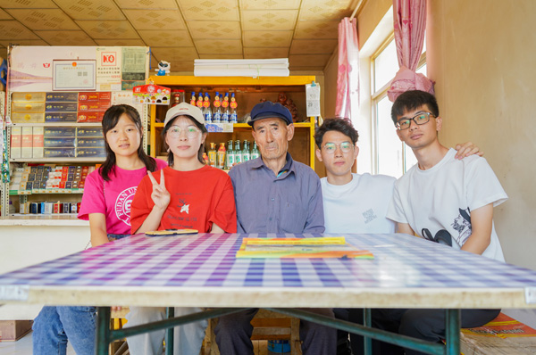 01大学生们在村民家入户走访.jpg 01大学生们在村民家入户走访.jpg