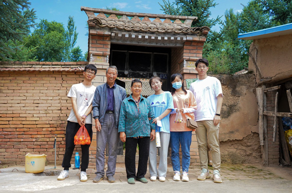 02大学生们在村民家入户走访.jpg 02大学生们在村民家入户走访.jpg