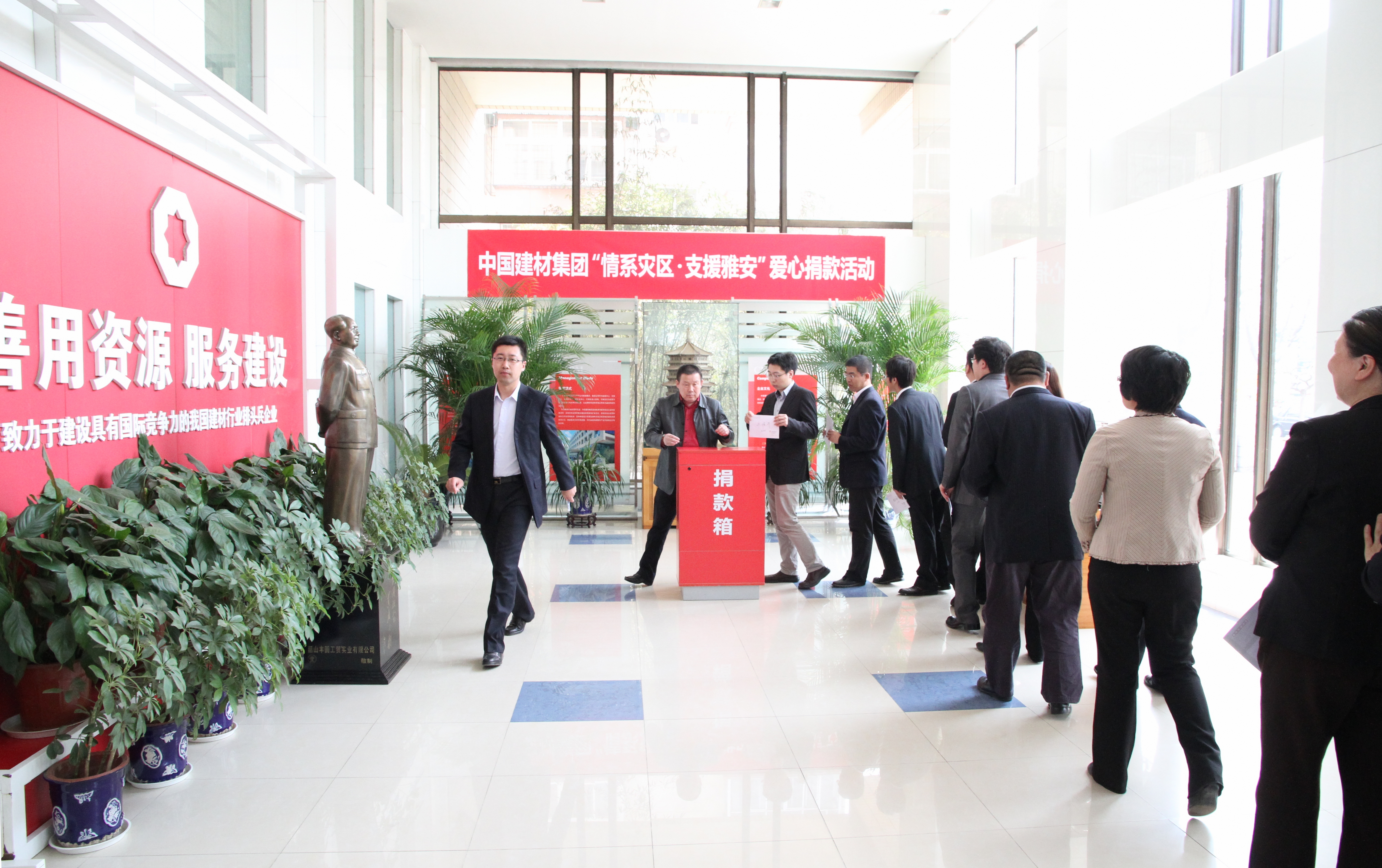 日韩无码
开展“情系灾区 支援雅安”爱心捐款活动